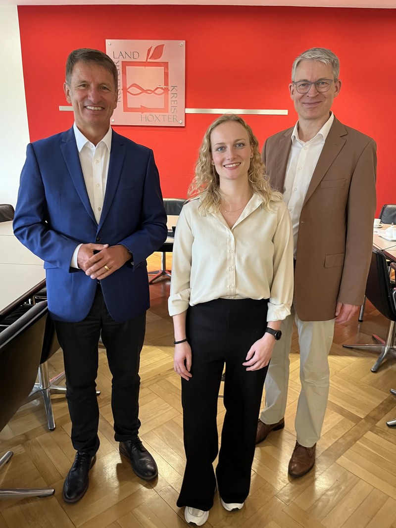 Landrat Michael Stickeln, Lisa Schreiber (Projektmanagerin bei der Stiftung) und Dr. Michael Brinkmeier (Vorstandsvorsitzender der Schlaganfall-Hilfe)